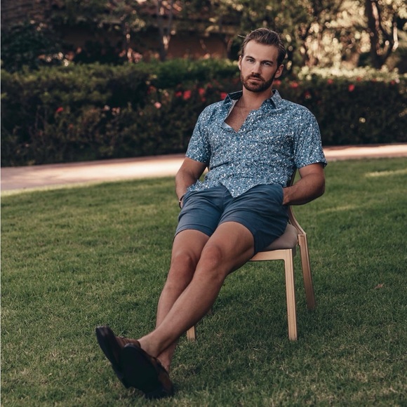 6 Button-Down Summer Dress Shirts ($5 Each) - Picture 4 of 7